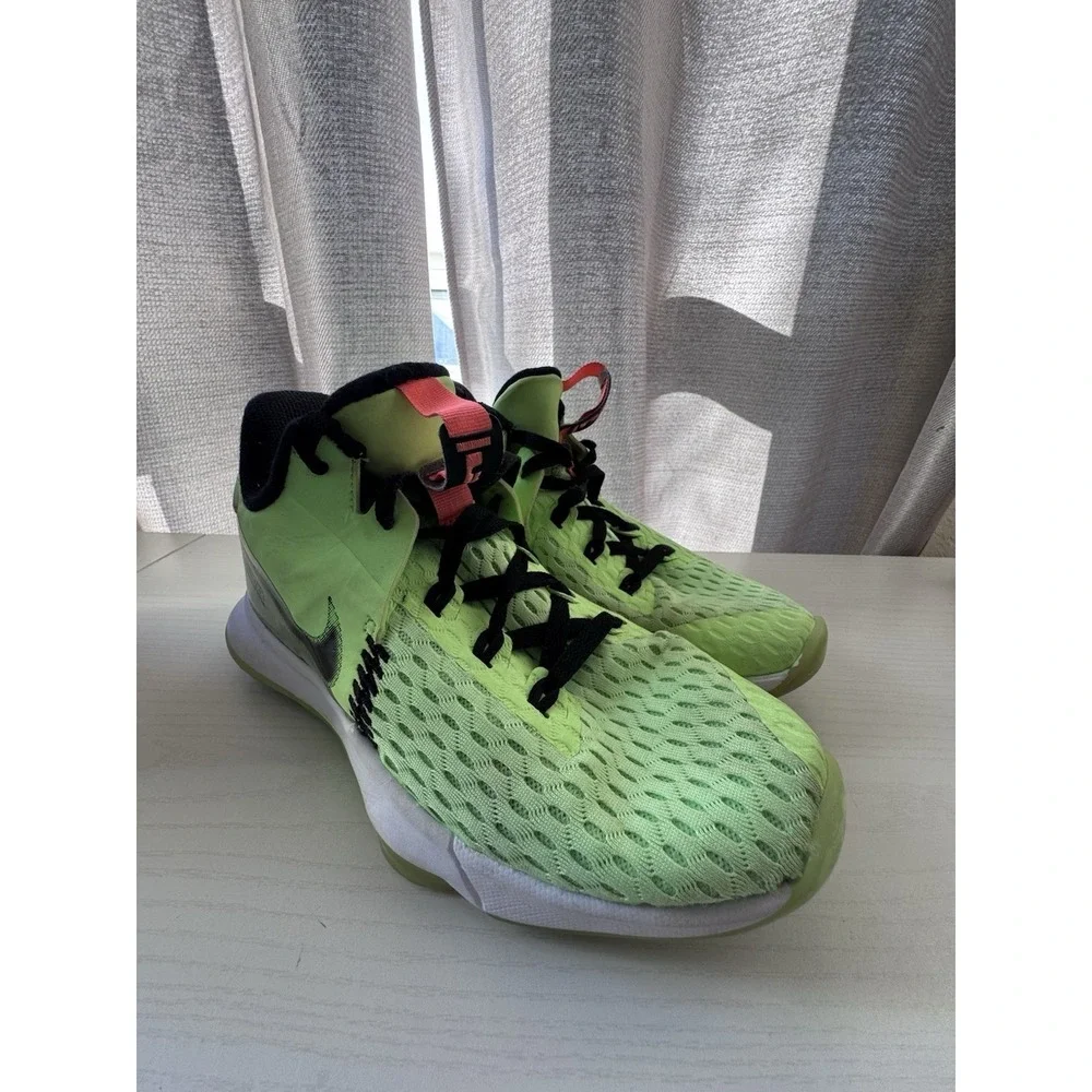 Nike LeBron Witness 5 Grinch‎ Green Basketball Shoes Men's Size 8 Performance